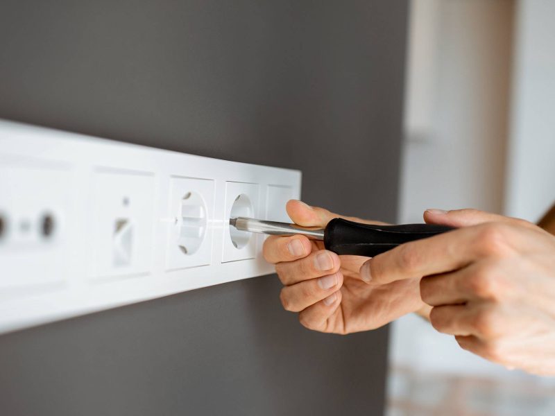 Votre électricien, plombier chauffagiste Seiches-sur-le-Loir 13 Prise électrique